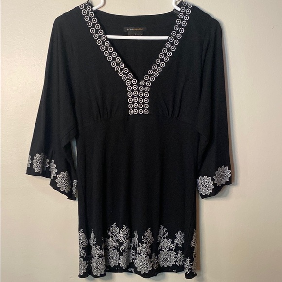 BCBGMaxAzria Tops - 34. BCBGMaxazria Black and White Embroidered 3/4 Sleeve Tunic